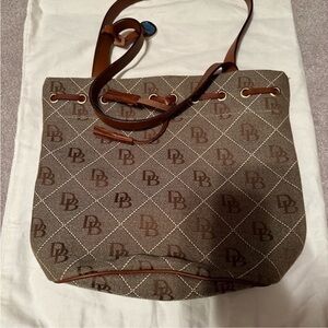 Like New Dooney & Bourke Bucket Bag, Authentic, neutral and classic 🌟